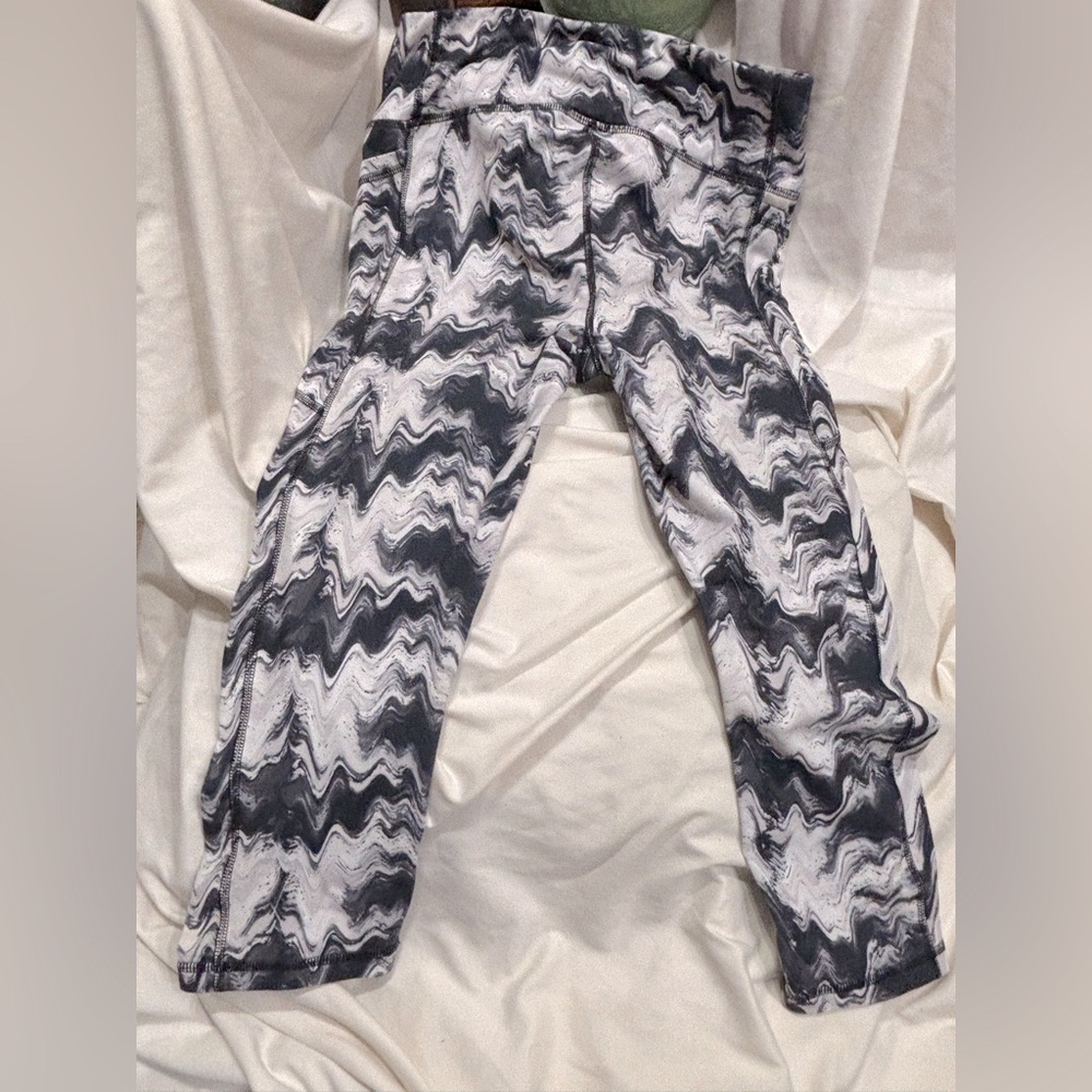 Small bebe black and white pattern leggings